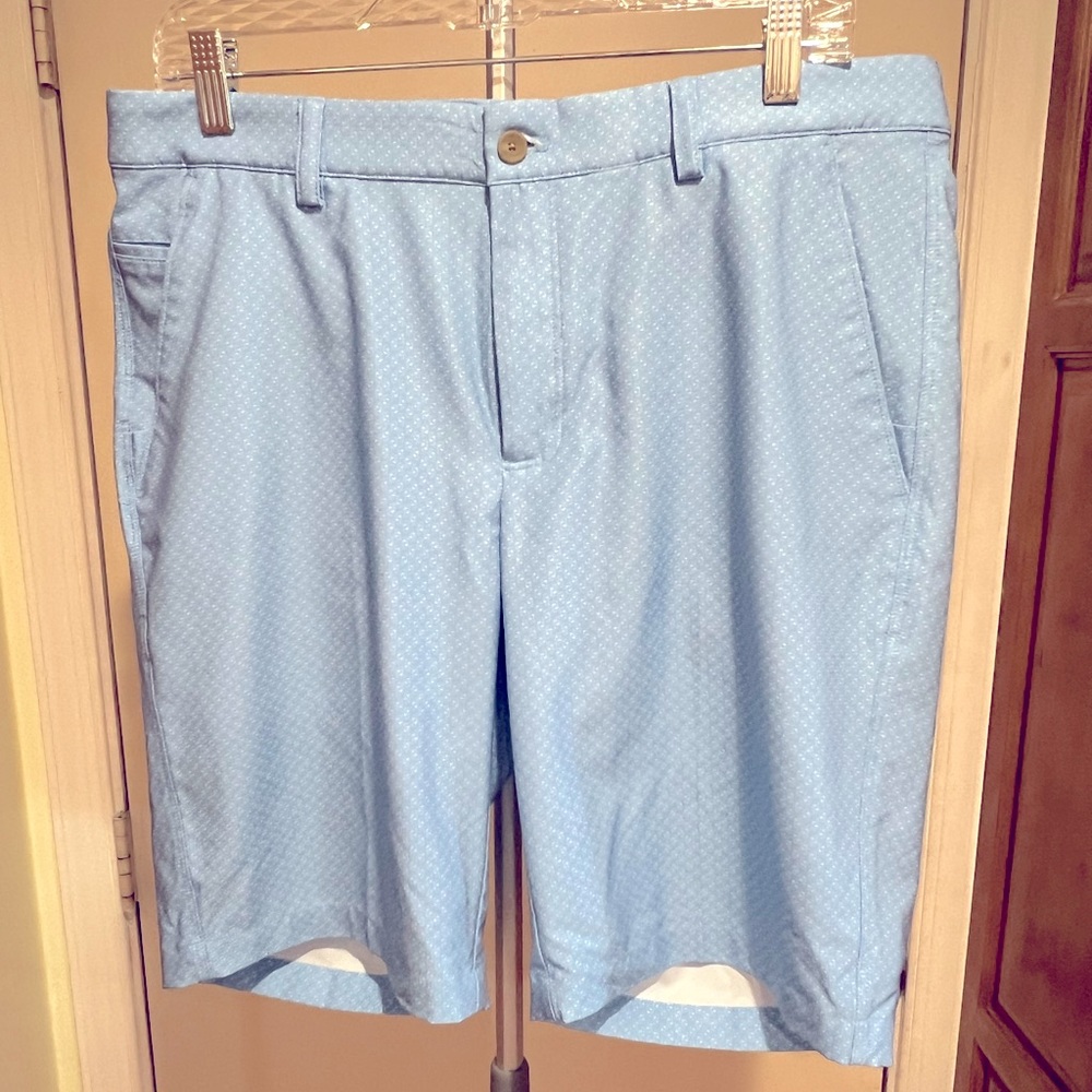 GREG NORMAN MICROLUX 75 GOLF SHORTS Lt. Blue with GOLF FLAG PATTERN SIZE 34 EUC